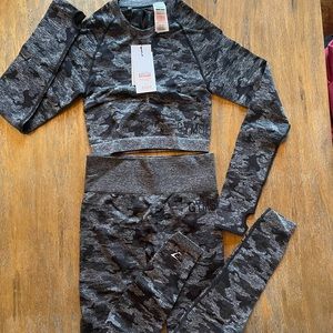 Gymshark Set. Leggings and crop long sleeve. Size M.